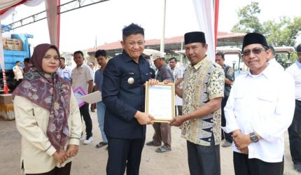 Bupati OKU Timur Ir H Lanosin MT MM saat menyerahkan bantuan sarana dan prasarana pertanian di Dinas Pertanian Kabupaten OKU Timur, Rabu 2 September 2026.