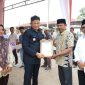 Bupati OKU Timur Ir H Lanosin MT MM saat menyerahkan bantuan sarana dan prasarana pertanian di Dinas Pertanian Kabupaten OKU Timur, Rabu 2 September 2026.