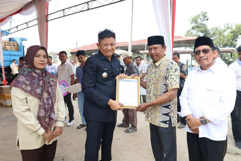 Bupati OKU Timur Ir H Lanosin MT MM saat menyerahkan bantuan sarana dan prasarana pertanian di Dinas Pertanian Kabupaten OKU Timur, Rabu 2 September 2026.