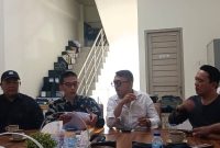 Kuasa Hukum PT BCR, Ricky MZ SH, Faisal Ismet SH MH bersama manajemen saat memberikan keterangan pers pada Sabtu 5 September 2026 di Kantor PT BCR, Komplek Pertokoan Transmart Palembang.