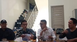 Kuasa Hukum PT BCR, Ricky MZ SH, Faisal Ismet SH MH bersama manajemen saat memberikan keterangan pers pada Sabtu 5 September 2026 di Kantor PT BCR, Komplek Pertokoan Transmart Palembang.