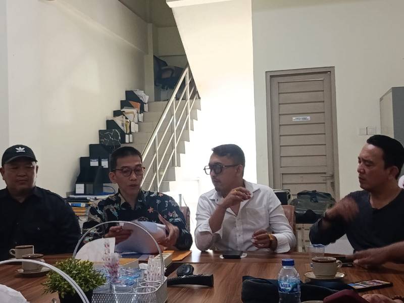 Kuasa Hukum PT BCR, Ricky MZ SH, Faisal Ismet SH MH bersama manajemen saat memberikan keterangan pers pada Sabtu 5 September 2026 di Kantor PT BCR, Komplek Pertokoan Transmart Palembang.
