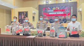 Kapolres Banyuasin, AKBP Risnan Aldino memberikan keterangan pers soal misteri pembunuhan terhadap Rani [23] dan Ayuhana [18] di di sebuah rumah kosong di kawasan Talang Keramat, Kecamatan Talang Kelapa, Banyuasin pada Senin 7 September 2026.
