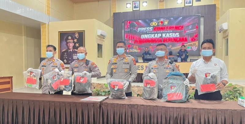 Kapolres Banyuasin, AKBP Risnan Aldino memberikan keterangan pers soal misteri pembunuhan terhadap Rani [23] dan Ayuhana [18] di di sebuah rumah kosong di kawasan Talang Keramat, Kecamatan Talang Kelapa, Banyuasin pada Senin 7 September 2026.