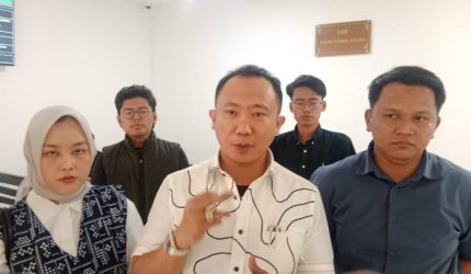 Tim penasihat hukum terdakwa Dede Parasade dan M Jamil saat memberikan keterangan.