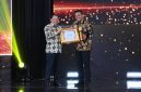 Menteri Dalam Negeri Republik Indonesia, Tito Karnavian (kiri), saat menyerahkan Badan Pusat Statistik [BPS] Awards 2026 kategori Perusahaan/Asosiasi bertajuk 