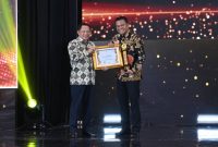 Menteri Dalam Negeri Republik Indonesia, Tito Karnavian (kiri), saat menyerahkan Badan Pusat Statistik [BPS] Awards 2026 kategori Perusahaan/Asosiasi bertajuk 
