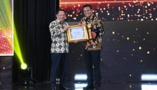Menteri Dalam Negeri Republik Indonesia, Tito Karnavian (kiri), saat menyerahkan Badan Pusat Statistik [BPS] Awards 2026 kategori Perusahaan/Asosiasi bertajuk 