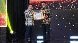 Menteri Dalam Negeri Republik Indonesia, Tito Karnavian (kiri), saat menyerahkan Badan Pusat Statistik [BPS] Awards 2026 kategori Perusahaan/Asosiasi bertajuk 