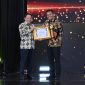 Menteri Dalam Negeri Republik Indonesia, Tito Karnavian (kiri), saat menyerahkan Badan Pusat Statistik [BPS] Awards 2026 kategori Perusahaan/Asosiasi bertajuk 