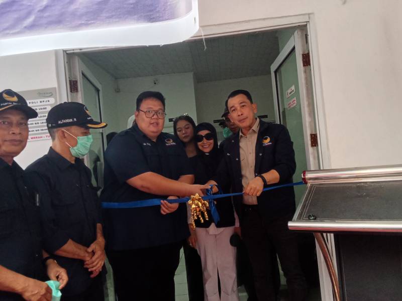 Sekretaris Wilayah DPW NasDem Sumsel H Nopianto SSos MM didampingi Ketua Badan Rescue NasDem Sumsel dr Fiqi meresmikan Posko ISPA Gratis di Jalan Kolonel H Burlian, Sukarami Palembang pada Senin 7 September 2026.