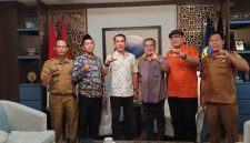 Wakil Ketua Komisi Informasi Sumsel Haidir Rohimin didampingi Komisioner KI Sumsel Hadi Prayogo, Yoppy Van Houten saat melakukan monitoring dan evaluasi [monev] dengan Sekretaris Wilayah DPW Partai NasDem Sumsel H Nopianto, Selasa 8 September 2026.
