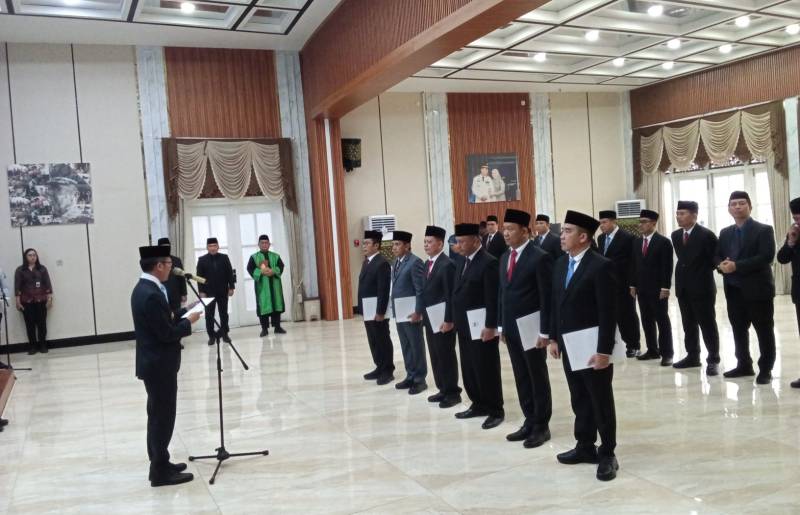 Wali Kota Palembang Ratu Dewa melantik lima Kepala Dinas dan Staf Ahli di rumah dinas Wali Kota Palembang, Jalan Tasik pada Jumat 18 September 2026.