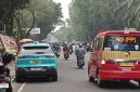 Mobil listrik asal Vietnam tengah melintas di Jalan POM IX [Foto: AbV-WI]