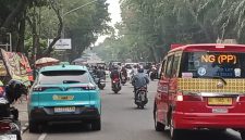 Mobil listrik asal Vietnam tengah melintas di Jalan POM IX [Foto: AbV-WI]
