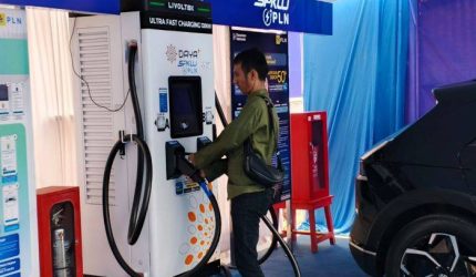 PT PLN (Persero) Unit Induk Distribusi Sumatera Selatan, Jambi, dan Bengkulu [UID S2JB] merespons perkembangan itu dengan meresmikan 'SPKLU Center' pertama di Sumatera Selatan yang berlokasi di PLN ULP Rivai, Demang Lebar Daun, Palembang.