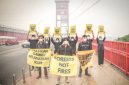 Anak-anak muda anggota Tim Cegah Api Greenpeace Indonesia dan Perkumpulan Rawang di Palembang menyuarakan dampak kabut asap kebakaran hutan dan lahan gambut di sekitar Jembatan Ampera, Palembang, Sumatera Selatan, Rabu, 7 Oktober 2026. [Abriansyah Liberto-WI]