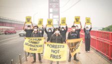 Anak-anak muda anggota Tim Cegah Api Greenpeace Indonesia dan Perkumpulan Rawang di Palembang menyuarakan dampak kabut asap kebakaran hutan dan lahan gambut di sekitar Jembatan Ampera, Palembang, Sumatera Selatan, Rabu, 7 Oktober 2026. [Abriansyah Liberto-WI]