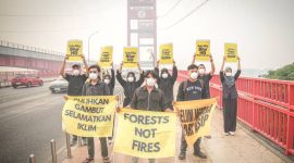 Anak-anak muda anggota Tim Cegah Api Greenpeace Indonesia dan Perkumpulan Rawang di Palembang menyuarakan dampak kabut asap kebakaran hutan dan lahan gambut di sekitar Jembatan Ampera, Palembang, Sumatera Selatan, Rabu, 7 Oktober 2026. [Abriansyah Liberto-WI]