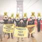 Anak-anak muda anggota Tim Cegah Api Greenpeace Indonesia dan Perkumpulan Rawang di Palembang menyuarakan dampak kabut asap kebakaran hutan dan lahan gambut di sekitar Jembatan Ampera, Palembang, Sumatera Selatan, Rabu, 7 Oktober 2026. [Abriansyah Liberto-WI]