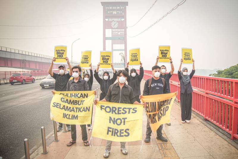 Anak-anak muda anggota Tim Cegah Api Greenpeace Indonesia dan Perkumpulan Rawang di Palembang menyuarakan dampak kabut asap kebakaran hutan dan lahan gambut di sekitar Jembatan Ampera, Palembang, Sumatera Selatan, Rabu, 7 Oktober 2026. [Abriansyah Liberto-WI]
