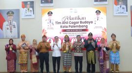 Tujuh orang kini memikul amanah besar: menjaga jejak sejarah Palembang agar tak hilang ditelan laju pembangunan kota. Mereka resmi dilantik sebagai Tim Ahli Cagar Budaya [TACB] Kota Palembang periode 2026-2029, Kamis 8 Oktober 2026.