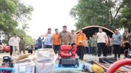 Bupati OKU Timur Lanosin atau Enos dalam koordinasi penanganan karhutla bersama Gubernur Sumatera Selatan Herman Deru, unsur TNI-Polri, dan pihak terkait di Posko Satgas Penanganan Karhutla Belitang, Sabtu 10 Oktober 2026.