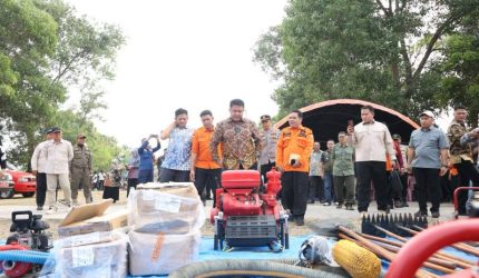 Bupati OKU Timur Lanosin atau Enos dalam koordinasi penanganan karhutla bersama Gubernur Sumatera Selatan Herman Deru, unsur TNI-Polri, dan pihak terkait di Posko Satgas Penanganan Karhutla Belitang, Sabtu 10 Oktober 2026.