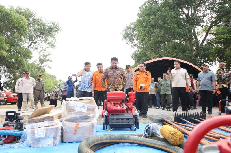 Bupati OKU Timur Lanosin atau Enos dalam koordinasi penanganan karhutla bersama Gubernur Sumatera Selatan Herman Deru, unsur TNI-Polri, dan pihak terkait di Posko Satgas Penanganan Karhutla Belitang, Sabtu 10 Oktober 2026.