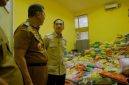 Wali Kota Palembang Ratu Dewa meninjau 22 ton beras dari galangan ASN Pemkot, dan kemudian akan digelontorkan bagi warga terdampak asap Karhutla