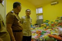 Wali Kota Palembang Ratu Dewa meninjau 22 ton beras dari galangan ASN Pemkot, dan kemudian akan digelontorkan bagi warga terdampak asap Karhutla