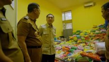 Wali Kota Palembang Ratu Dewa meninjau 22 ton beras dari galangan ASN Pemkot, dan kemudian akan digelontorkan bagi warga terdampak asap Karhutla