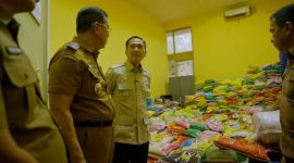 Wali Kota Palembang Ratu Dewa meninjau 22 ton beras dari galangan ASN Pemkot, dan kemudian akan digelontorkan bagi warga terdampak asap Karhutla
