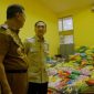 Wali Kota Palembang Ratu Dewa meninjau 22 ton beras dari galangan ASN Pemkot, dan kemudian akan digelontorkan bagi warga terdampak asap Karhutla
