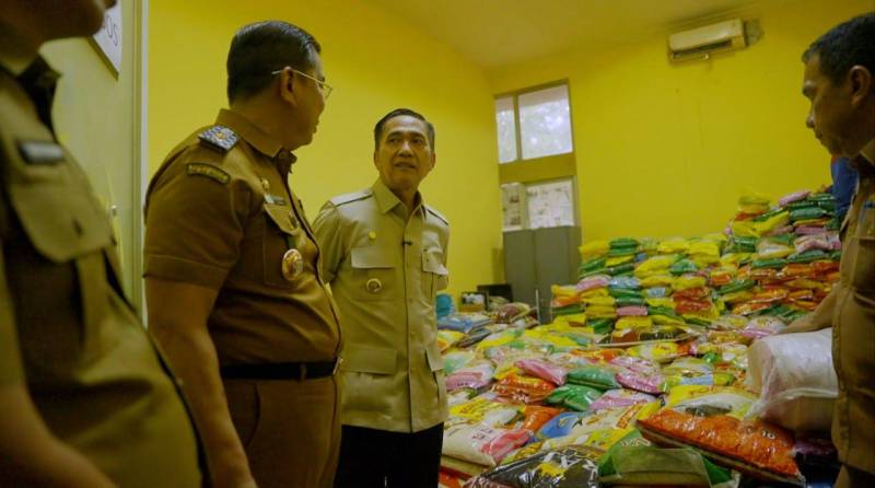 Wali Kota Palembang Ratu Dewa meninjau 22 ton beras dari galangan ASN Pemkot, dan kemudian akan digelontorkan bagi warga terdampak asap Karhutla