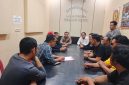 Puluhan jurnalis yang tergabung dalam Forum Solidaritas Jurnalis OKU Timur [FSJ OKUT] mendatangi Mapolres OKU Timur, Rabu 14 Oktober  2026.