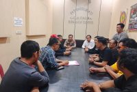 Puluhan jurnalis yang tergabung dalam Forum Solidaritas Jurnalis OKU Timur [FSJ OKUT] mendatangi Mapolres OKU Timur, Rabu 14 Oktober  2026.