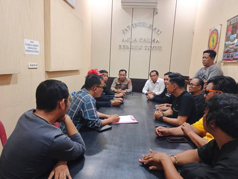 Puluhan jurnalis yang tergabung dalam Forum Solidaritas Jurnalis OKU Timur [FSJ OKUT] mendatangi Mapolres OKU Timur, Rabu 14 Oktober  2026.