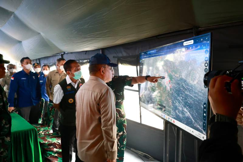Menteri Koordinator Bidang Politik dan Keamanan [Menko Polkam] RI, Jenderal TNI [Purn] Prof Dr Dudung Abdurachman didampingi Wali Kota Ratu Dewa turun langsung meninjau posko dan lokasi karhutla di Kecamatan Sematang Borang, Kamis 15 Oktober 2026.