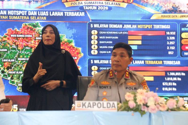 Kapolda Sumsel Irjen Pol Rony Samtana mengungkapkan perkembangan penanganan karhutla tersebut dalam konferensi pers di Lounge Lantai 7 Mapolda Sumsel, Palembang, Kamis 15 Oktober 2026, sore.