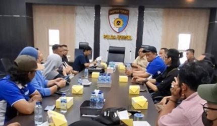 Koalisi Pers Sumsel saat menemui Komisioner Komisi Kepolisian Nasional [Kompolnas], Dr Supardi Hamid, di Mapolda Sumsel, Senin 19 Oktober 2026.