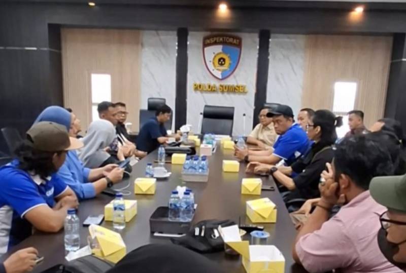 Koalisi Pers Sumsel saat menemui Komisioner Komisi Kepolisian Nasional [Kompolnas], Dr Supardi Hamid, di Mapolda Sumsel, Senin 19 Oktober 2026.