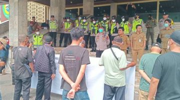 Corporation Anti Corruption Agency Sumatera Selatan [CACA-Sumsel] bersama PB Front Pemuda Merah Putih [FPMP] dalam aksi unjuk rasa di Kantor DPRD Provinsi Sumatera Selatan, Selasa 20 Oktober 2026.
