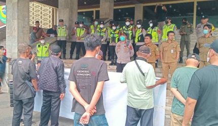 Corporation Anti Corruption Agency Sumatera Selatan [CACA-Sumsel] bersama PB Front Pemuda Merah Putih [FPMP] dalam aksi unjuk rasa di Kantor DPRD Provinsi Sumatera Selatan, Selasa 20 Oktober 2026.