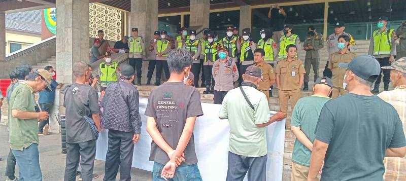 Corporation Anti Corruption Agency Sumatera Selatan [CACA-Sumsel] bersama PB Front Pemuda Merah Putih [FPMP] dalam aksi unjuk rasa di Kantor DPRD Provinsi Sumatera Selatan, Selasa 20 Oktober 2026.