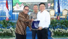 Bupati Lanosin dalam Workshop Evaluasi Pengelolaan Keuangan dan Pembangunan Desa Tahun 2026 di Balai Rakyat Setda OKU Timur, Rabu 21 Oktober 2026.