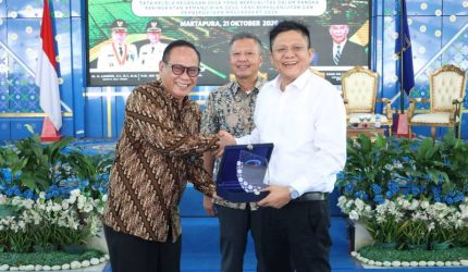 Bupati Lanosin dalam Workshop Evaluasi Pengelolaan Keuangan dan Pembangunan Desa Tahun 2026 di Balai Rakyat Setda OKU Timur, Rabu 21 Oktober 2026.