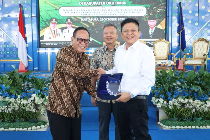 Bupati Lanosin dalam Workshop Evaluasi Pengelolaan Keuangan dan Pembangunan Desa Tahun 2026 di Balai Rakyat Setda OKU Timur, Rabu 21 Oktober 2026.