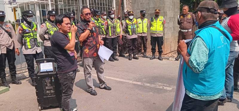 Massa Corporation Anti Corruption Agency Sumatera Selatan [CACA Sumsel] menggeruduk Kejaksaan Tinggi Sumatera Selatan [Kejati Sumsel], Jumat 23 Oktober 2026.
