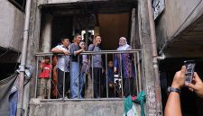 Wali Kota Ratu Dewa mendampingi Direktur Jenderal Perumahan Perkotaan Kementerian PKP RI, Sri Haryati, meninjau rumah susun [rusun] Ilir Barat Palembang pada Minggu 25 Oktober 2026.